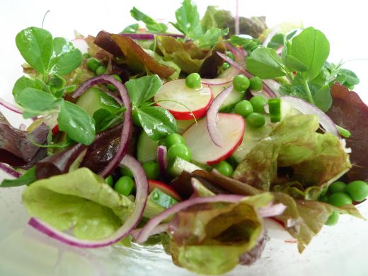 Salade met erwtenscheuten